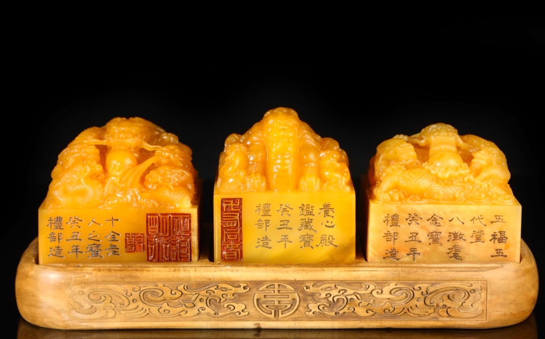 A Set of Exquisite Tianhuang Stone Dragon Seal: A Set of Exquisite Tianhuang Stone Dragon Seal,Qing Dynasty, China,With Mark,Size:6.8x7.2x7cm,Weight:1986g ?????????,????,??