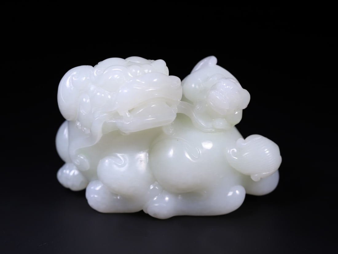 A Exquisite Hotan Jade Lion Ornament: A Exquisite Hotan Jade Lion Ornament,Qing Dynasty, China,Size:10.2cmx6.4cmx7cm,Weight:590.8g ??????,????