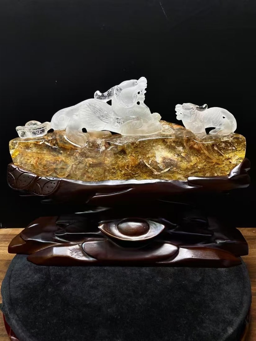 A Exquisite White Crystal Carved Auspicious Beast Ornament: A Exquisite White Crystal Carved Auspicious Beast Ornament,Size:33cmx24cmx10.5cm ?????????