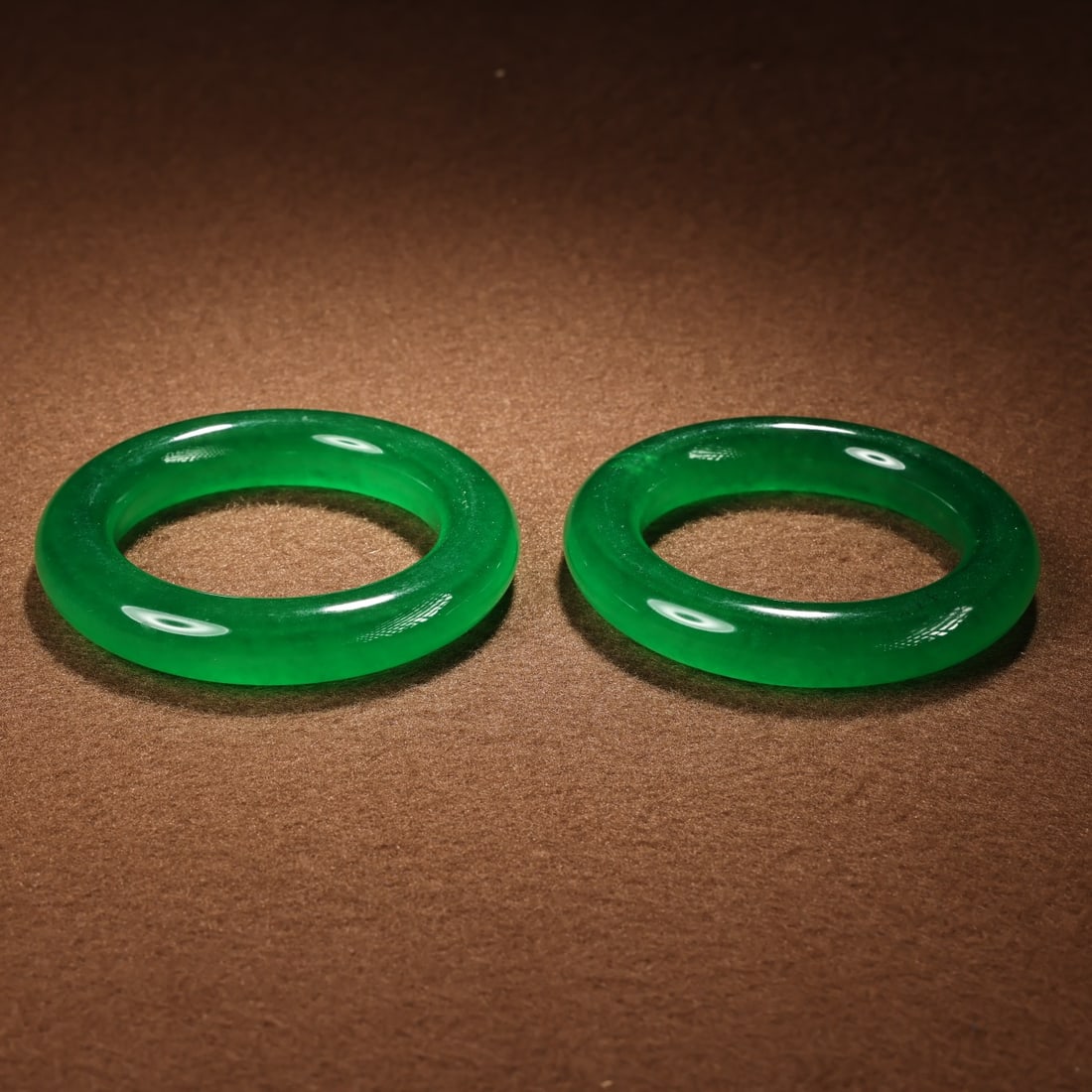 A pair of Exquisite Jadeite Bracelets: A pair of Exquisite Jadeite Bracelets,Qing Dynasty,China,Size:6cm,Weight:110g ??????,????