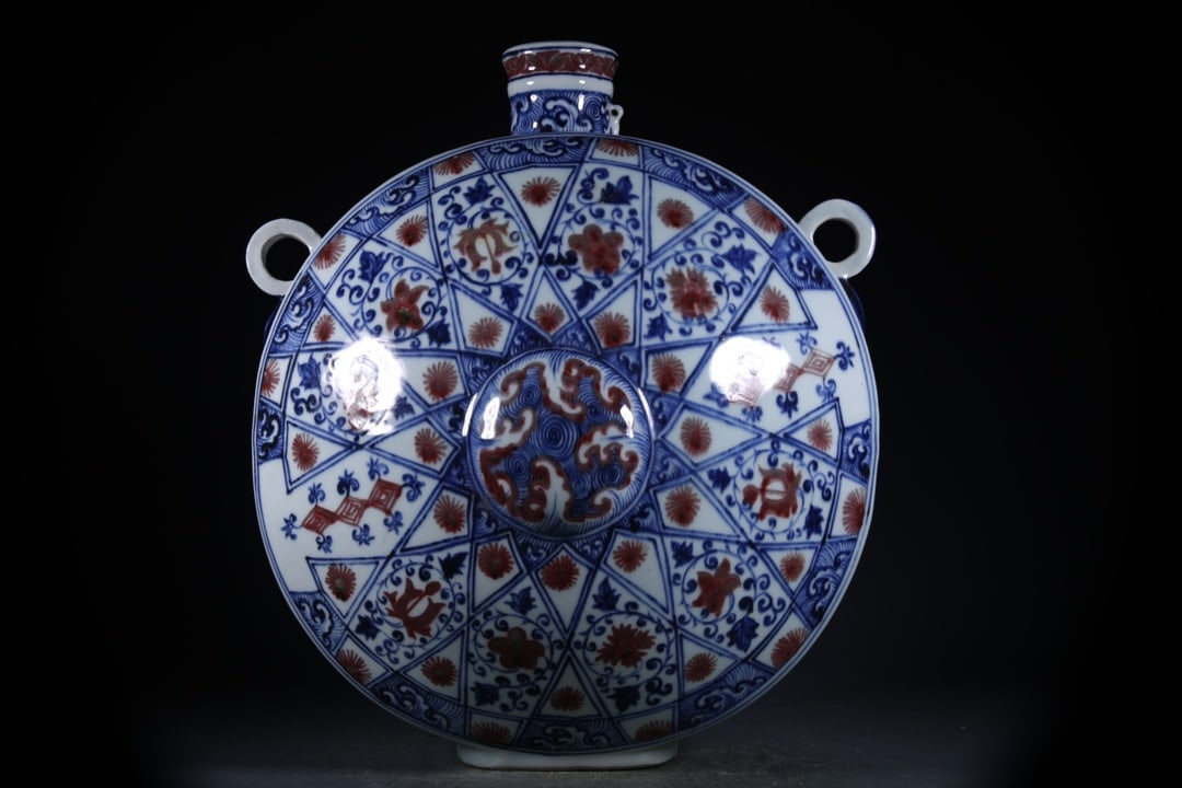 Blue and White Underglaze-Red Flower Pattern Vase: Blue and White Underglaze-Red Flower Pattern Vase,Ming Dynasty, China,Xuande Six-character Mark,Size:36.5cmx4.5cm ???????????,????,?????