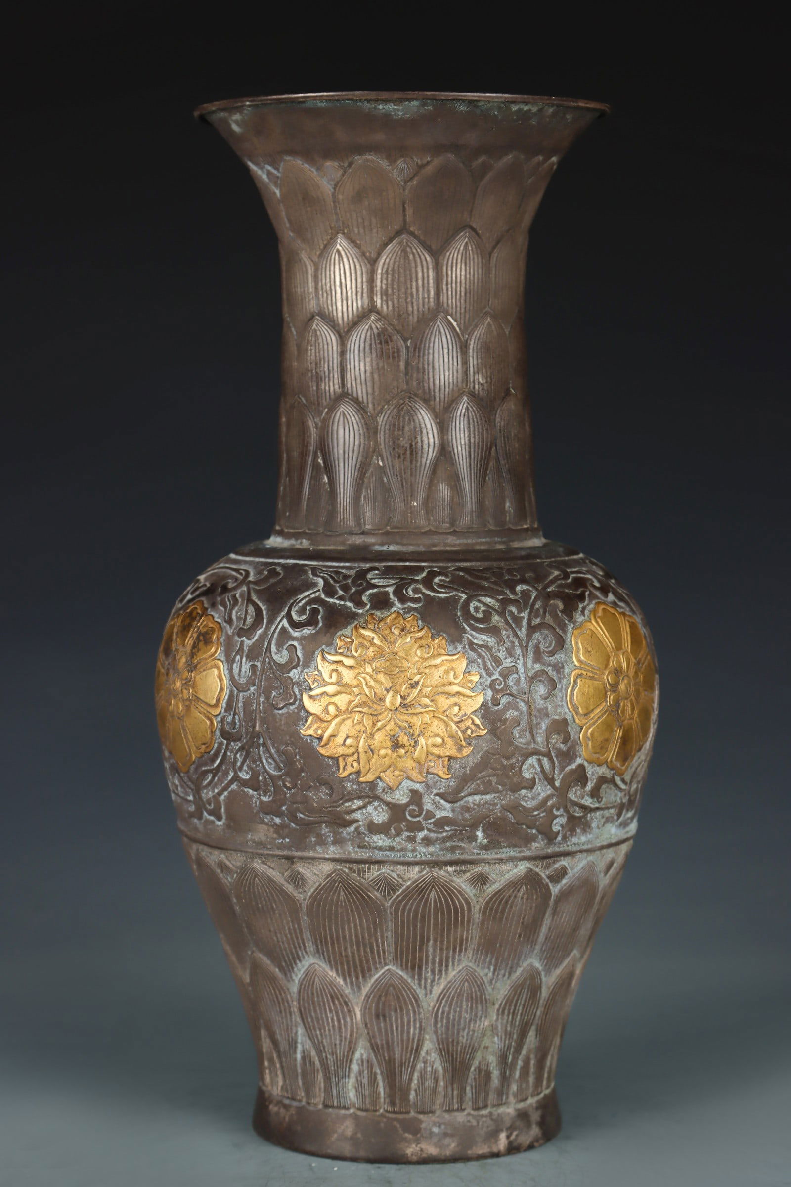 A Exquisite Gilt Silver Flower Pattern Vase: A Exquisite Gilt Silver Flower Pattern Vase,Tang Dynasty, China,Size:31cmx16cm,Weight:815g ??????????,?????