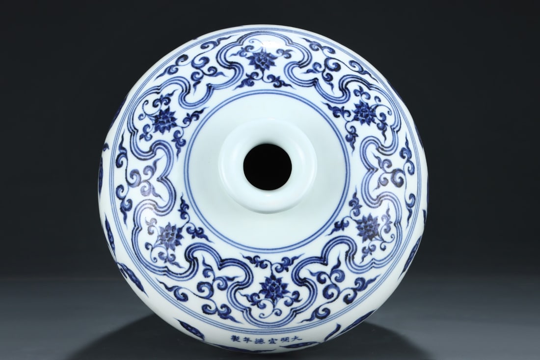 A Exquisite Blue and White Lotus Pattern Pattern Vase - 4