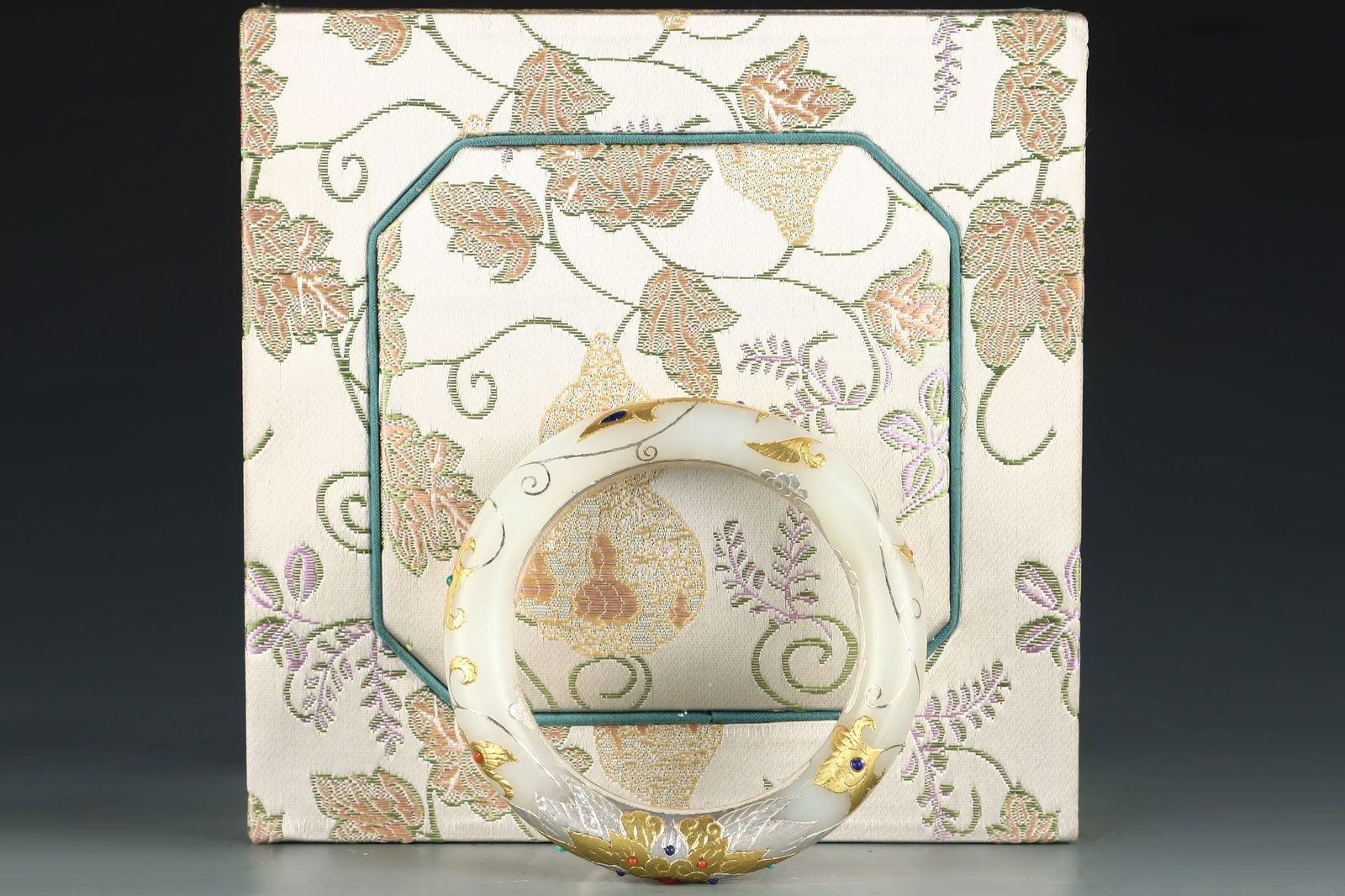 A Exquisite Gold-inlaid Hetian Jade Bangle: A Exquisite Gold-inlaid Hetian Jade Bangle,Qing Dynasty, China,Size:8cmx5.7cm,Weight:68g ????????,????