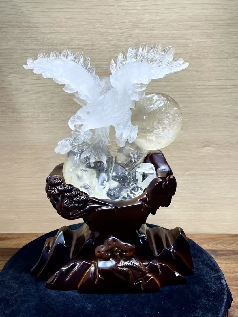 A Exquisite White Crystal Carved Eagle Ornament: A Exquisite White Crystal Carved Eagle Ornament,Size:31cmx23cmx12.5cm ??????????