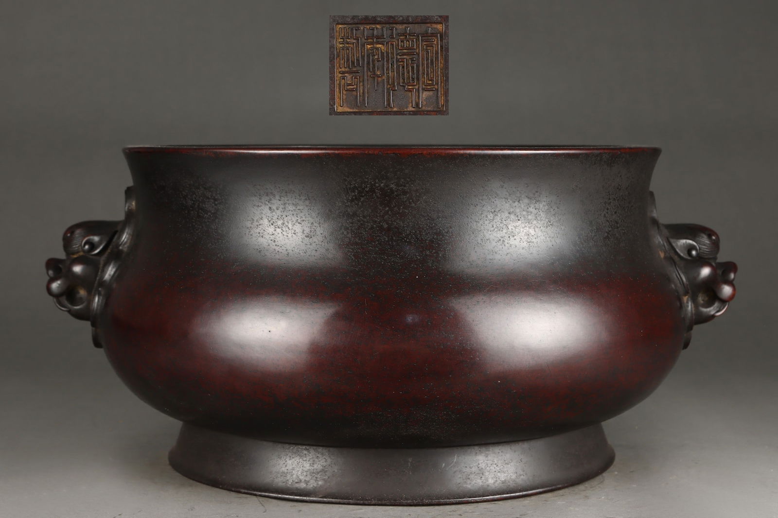 A Exquisite Bronze Lion Head-Ears Censer: A Exquisite Bronze Lion Head-Ears Censer,Ming Dynasty, China,Xuande Four-character Mark,Size:20cmx34cmx38cmx44.5cm,Weight:21050g ?????,????,?????