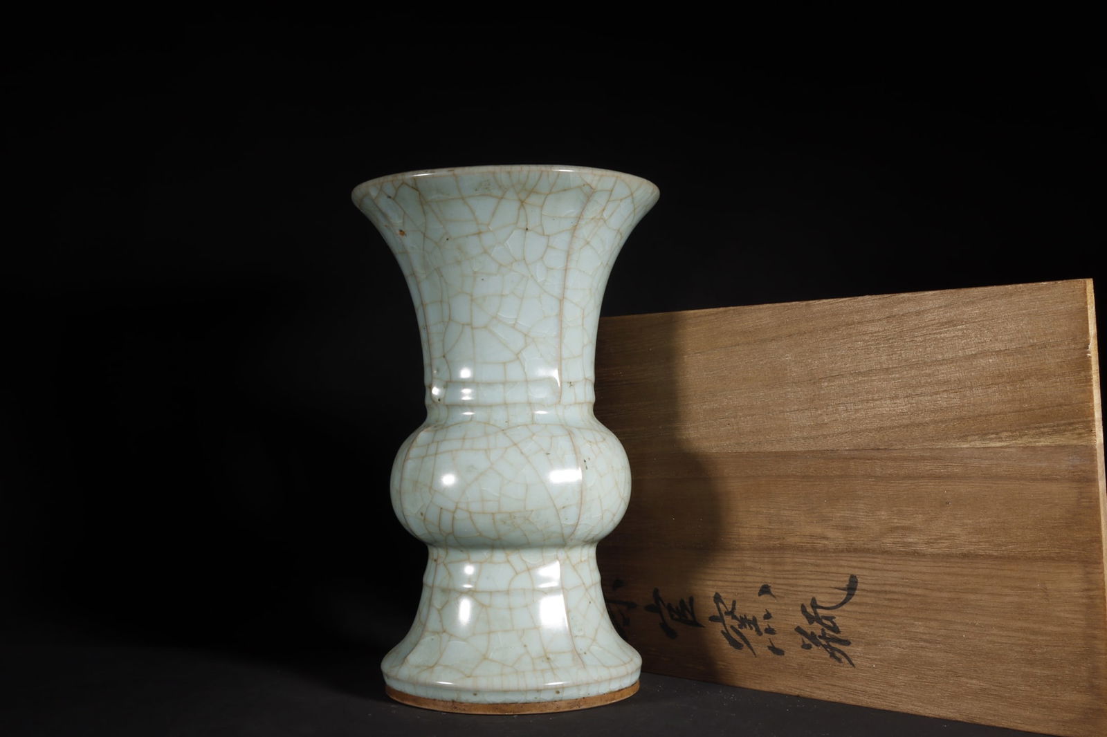 A Exquisite Guan Kiln Celadon Glazed Ice Crackle Pattern Vase: A Exquisite Guan Kiln Celadon Glazed Ice Crackle Pattern Vase,Song Dynasty, China,Size:10.4inx6.4in 官窑粉青釉冰片纹瓶,中国宋