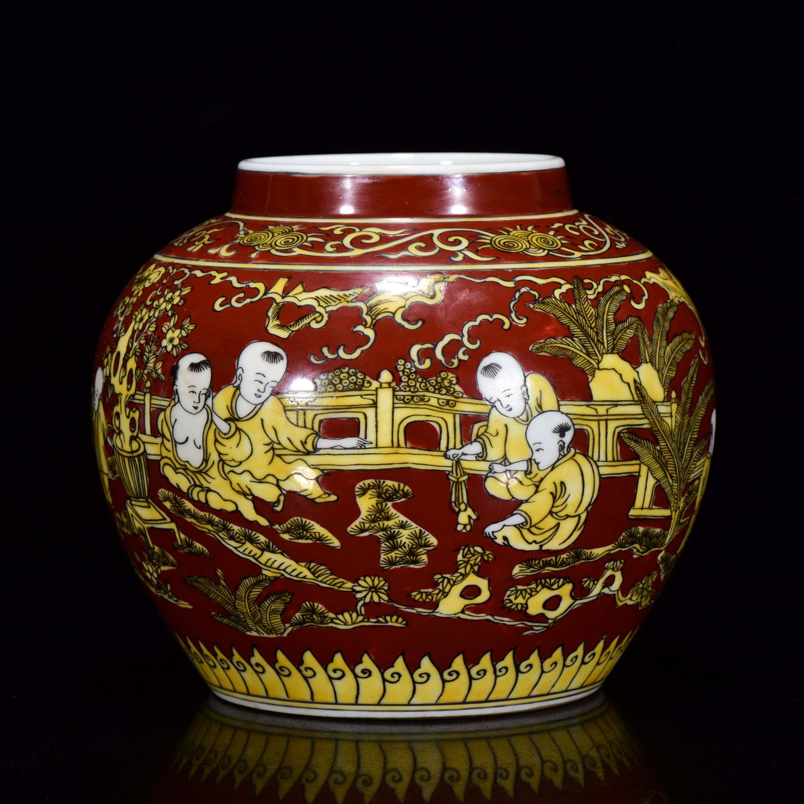 A Rare Plain Color Figures Pattern Jar: A Rare Plain Color Figures Pattern Jar,Ming Dynasty, China,Wanli Six-character Mark,Size:16cmx18cm ???????,????,?????
