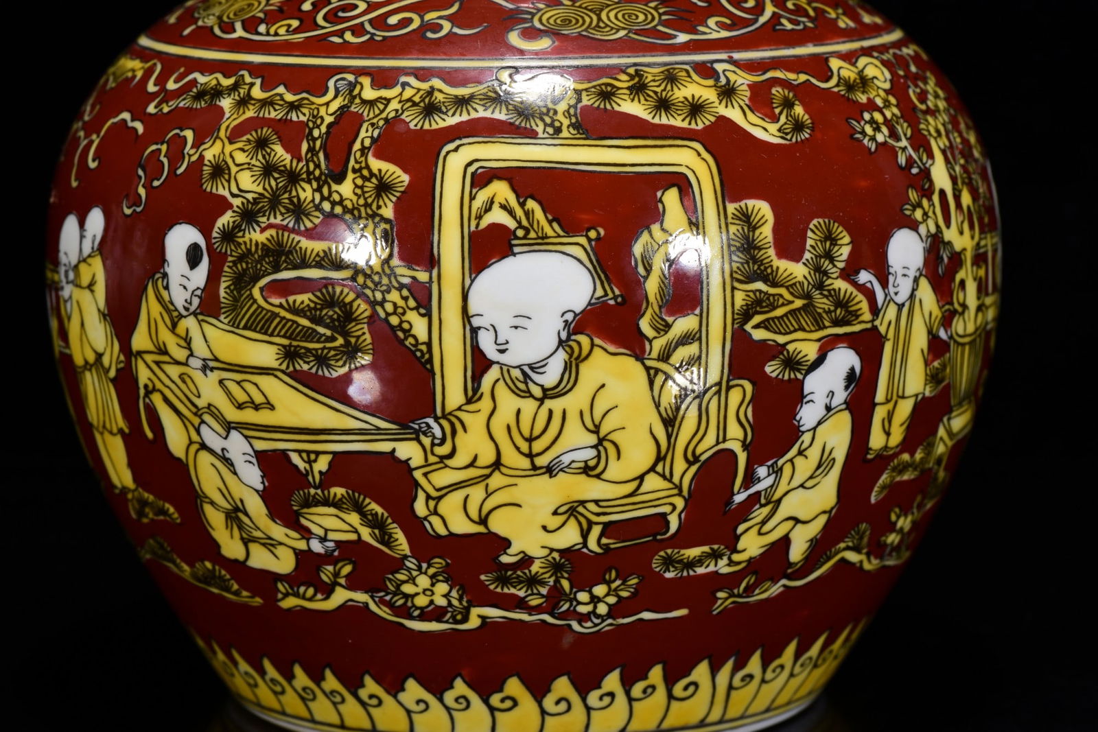 A Rare Plain Color Figures Pattern Jar - 8