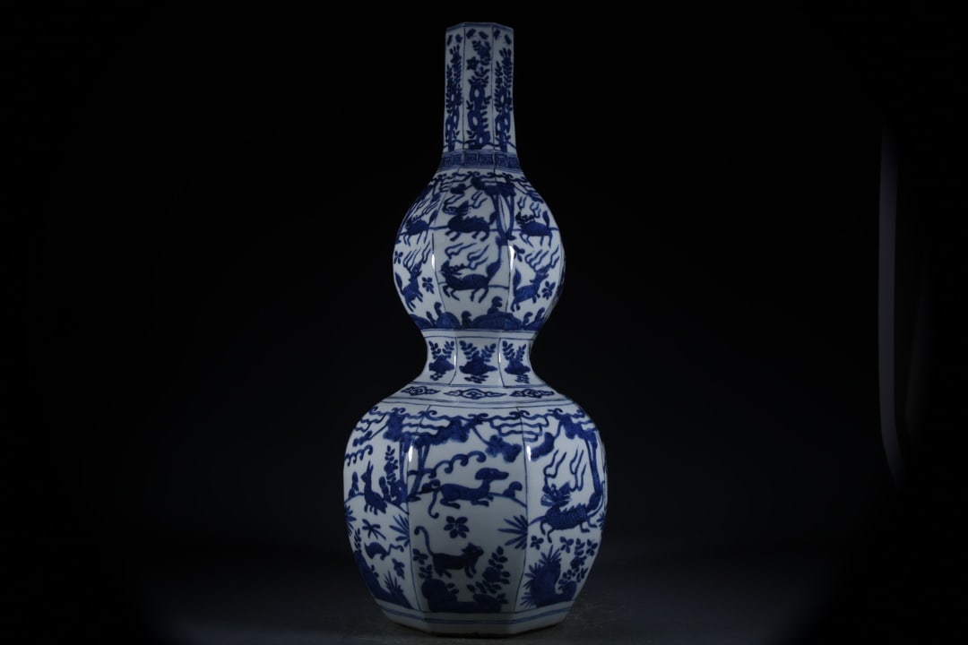 Blue and White Figures Pattern Vase: Blue and White Figures Pattern Vase,Ming Dynasty, China,Jiajing Six-character Mark,Size:44cmx7.3cm ?????????,????,??????