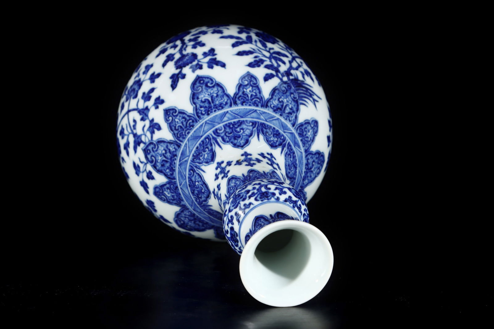 A Exquisite Blue and White Flower Pattern Vase - 2