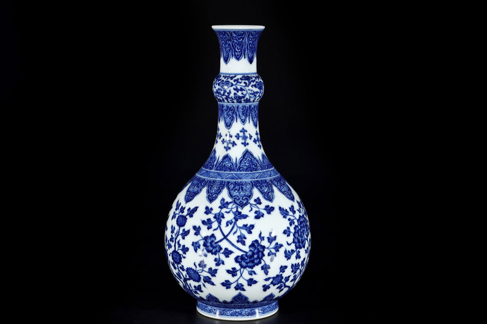A Exquisite Blue and White Flower Pattern Vase - 3