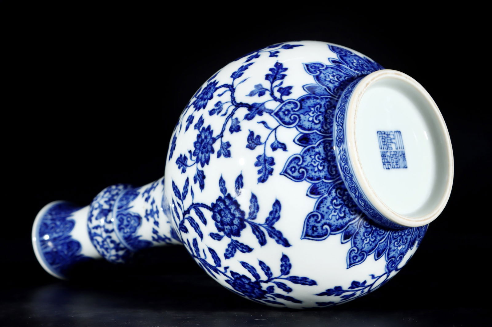 A Exquisite Blue and White Flower Pattern Vase - 4