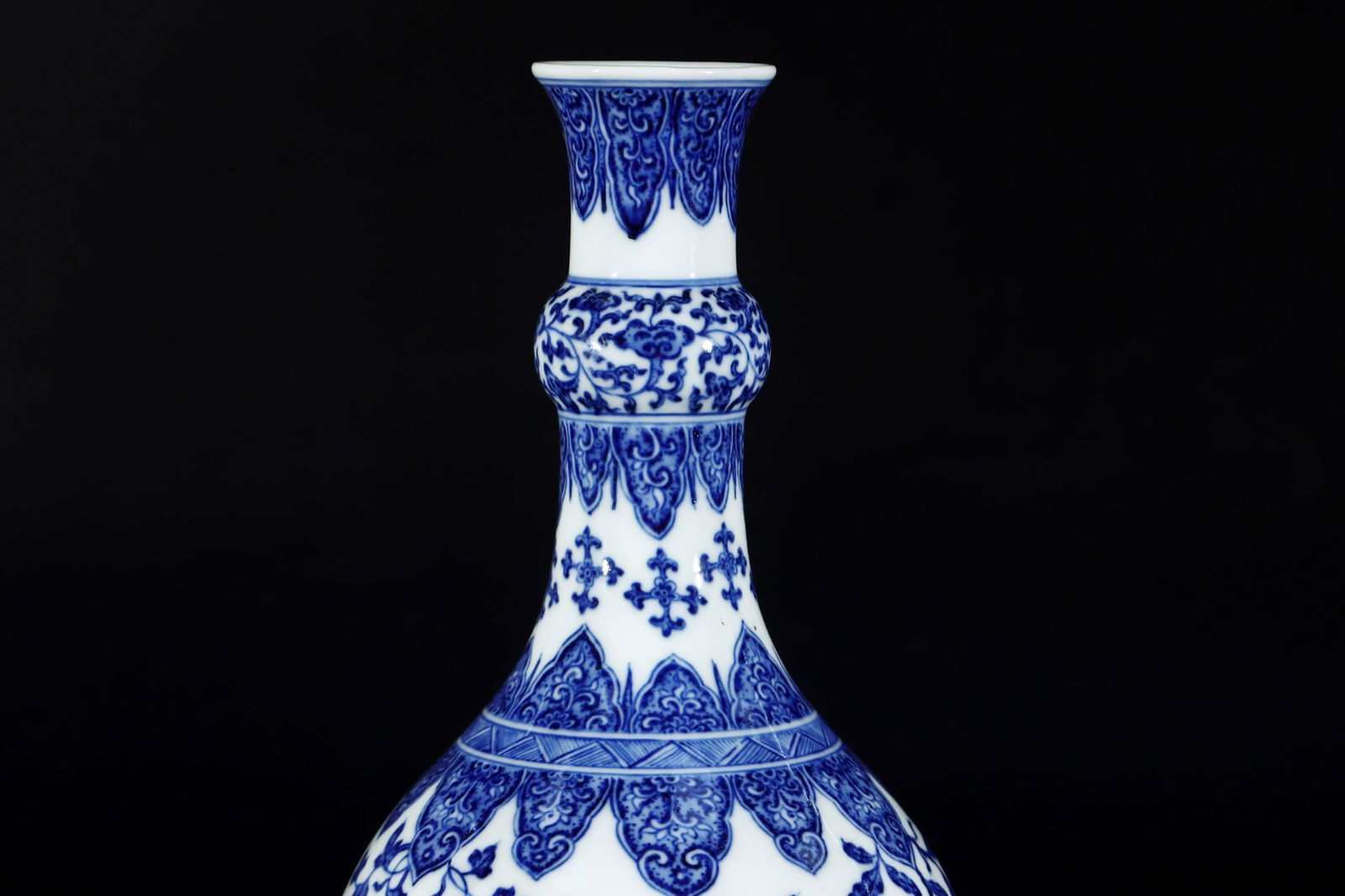 A Exquisite Blue and White Flower Pattern Vase - 6