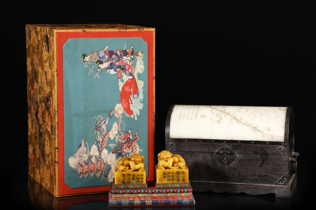 A pair of Exquisite Tianhuang Stone Lion Ornament: A pair of Exquisite Tianhuang Stone Lion Ornament,Qing Dynasty,China,With Mark,Size:7cmx7cm,Weight:1172g ????????,????,??