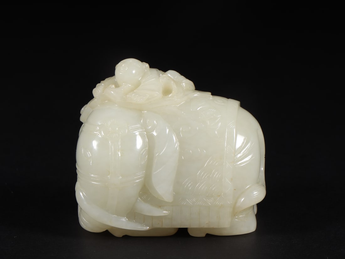 A Exquisite Hetian Jade Elephant Ornament: A Exquisite Hetian Jade Elephant Ornament,Qing Dynasty,China,Size:7.4cmx5.1cmx6.7cm,Weight:432g ??????,????