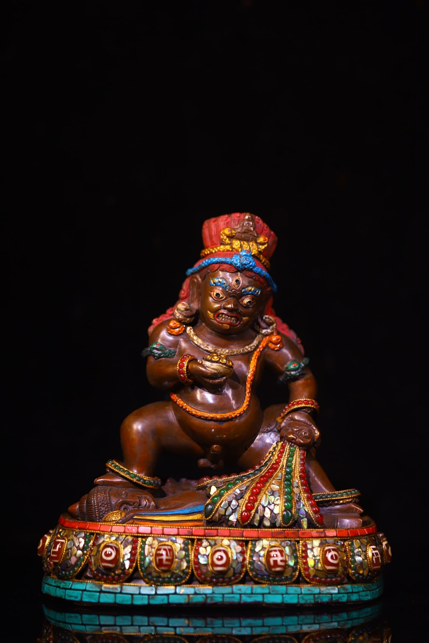 A Exquisite Bronze Chiseled and Dzi Bead-Inlaid Buddha Statue Ornament: A Exquisite Bronze Chiseled and Dzi Bead-Inlaid Buddha Statue Ornament,Qing Dynasty, China,Size:21cmx20cmx10cm,Weight:2200g ??????????????,????