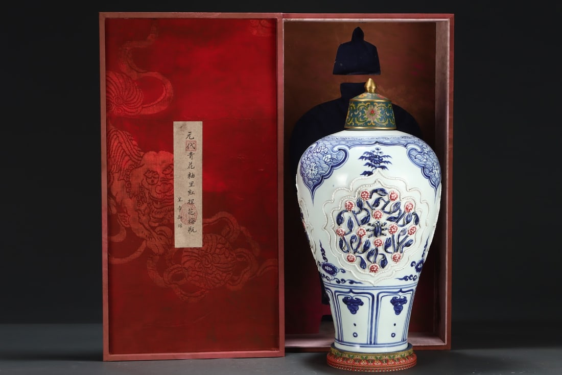 A Exquisite Blue and White Lotus Pattern Pattern Vase: A Exquisite Blue and White Lotus Pattern Pattern Vase,Yuan Dynasty, China,With Mark,Size:52cmx28cm ?????????,????,??
