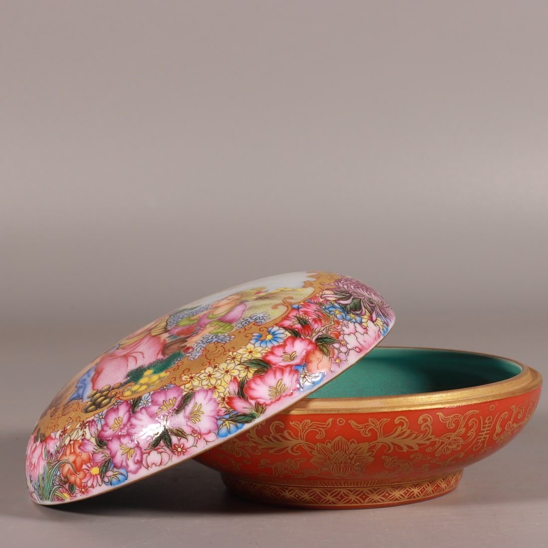 A Exquisite Enamel Iron-Red Figures Pattern Box - 4