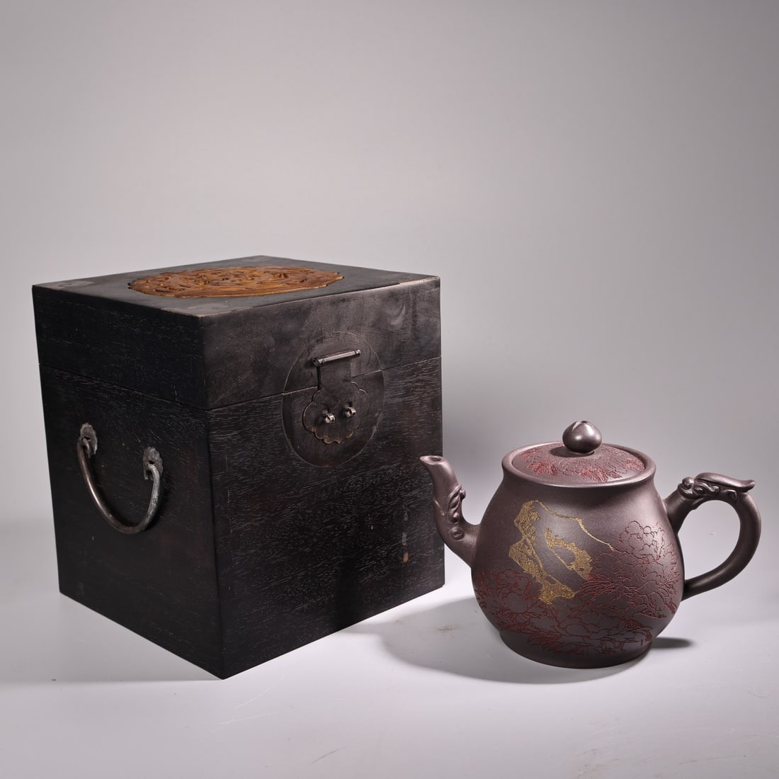 A Exquisite Purple Sands Teapot: A Exquisite Purple Sands Teapot,Qing Dynasty, China,Size:13cmx17cm,Weight:320g ???????,????