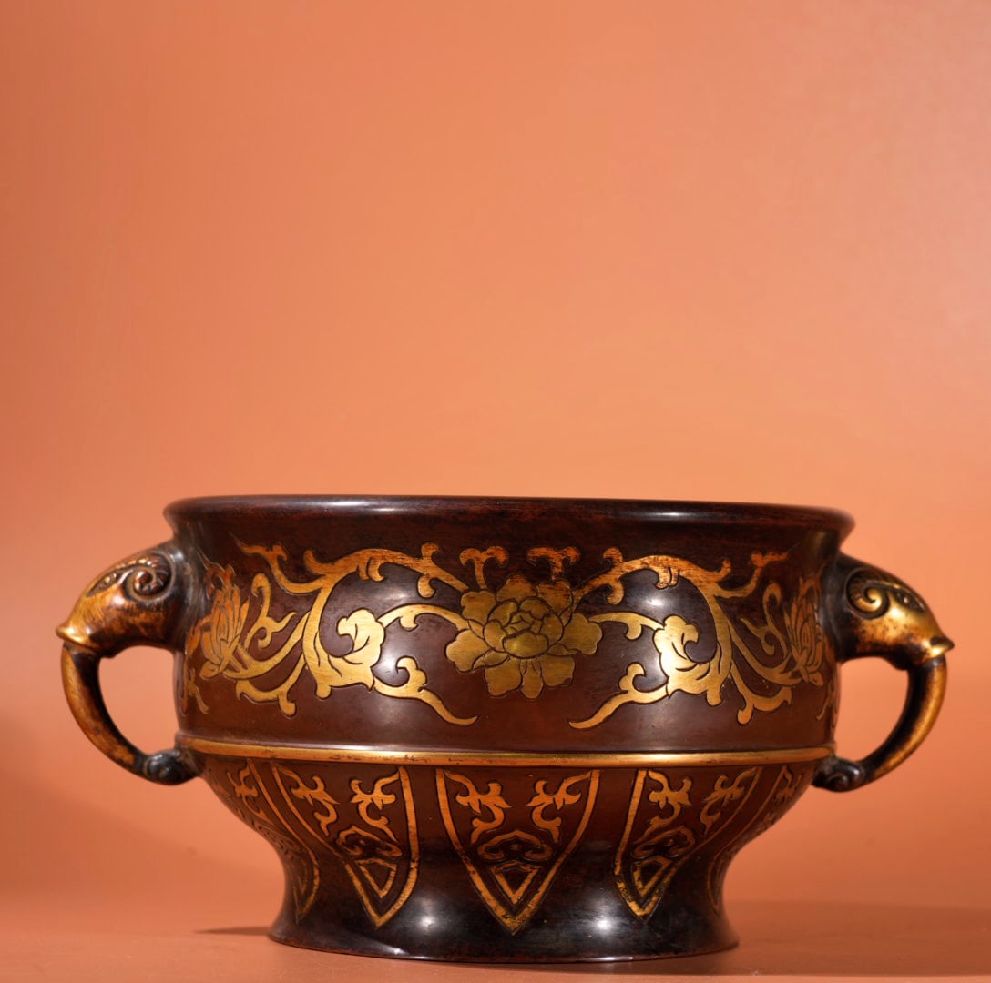 A Exquisite Gilt Bronze Interlocking Lotus Pattern Double-Ears Censer: A Exquisite Gilt Bronze Interlocking Lotus Pattern Double-Ears Censer,Ming Dynasty, China,Xuande Four-character Mark,Size:9cmx14.2cm,Weight:2175g ??????????????,????,?????