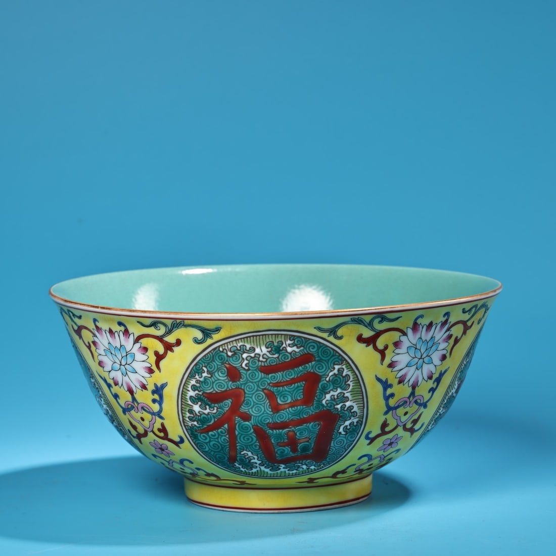 A Exquisite Enamel Famille-Rose Interlocking Lotus Pattern Bowl: A Exquisite Enamel Famille-Rose Interlocking Lotus Pattern Bowl,Qing Dynasty, China,Yongzheng Six-character Mark,Size:8cmx16.5cm,Weight:320g ????????????,????,??????