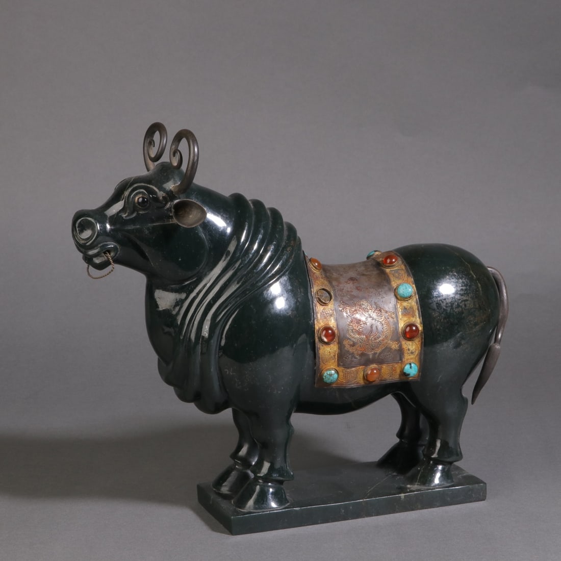 A Exquisite Hotan Jasper Inlaid Gems Sheep Ornament: A Exquisite Hotan Jasper Inlaid Gems Sheep Ornament,Qing Dynasty, China,Size:24cmx7cmx20.8cm,Weight:3400g ???????????,????
