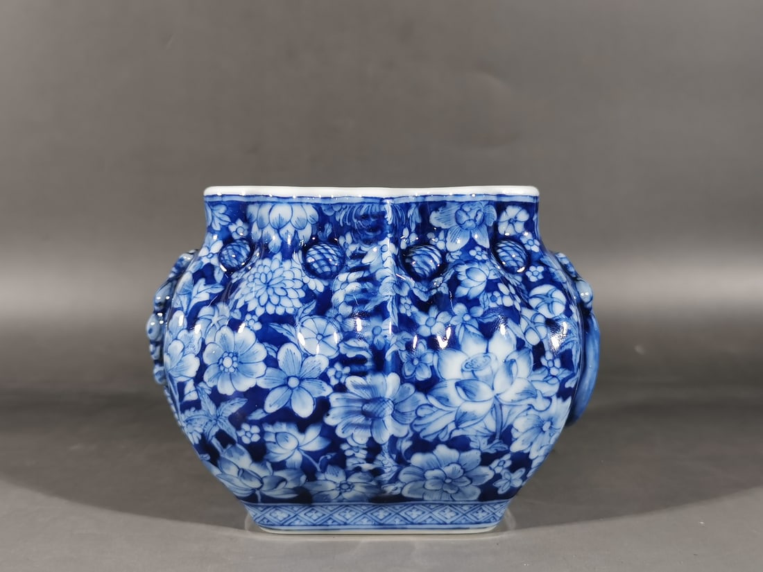 A Exquisite Blue and White Flower Pattern Brush Washer: A Exquisite Blue and White Flower Pattern Brush Washer,Qing Dynasty, China,Qianlong Six-character Mark,Size: 9.7cmx9.5cmx7.3cm ?????????,????,?????