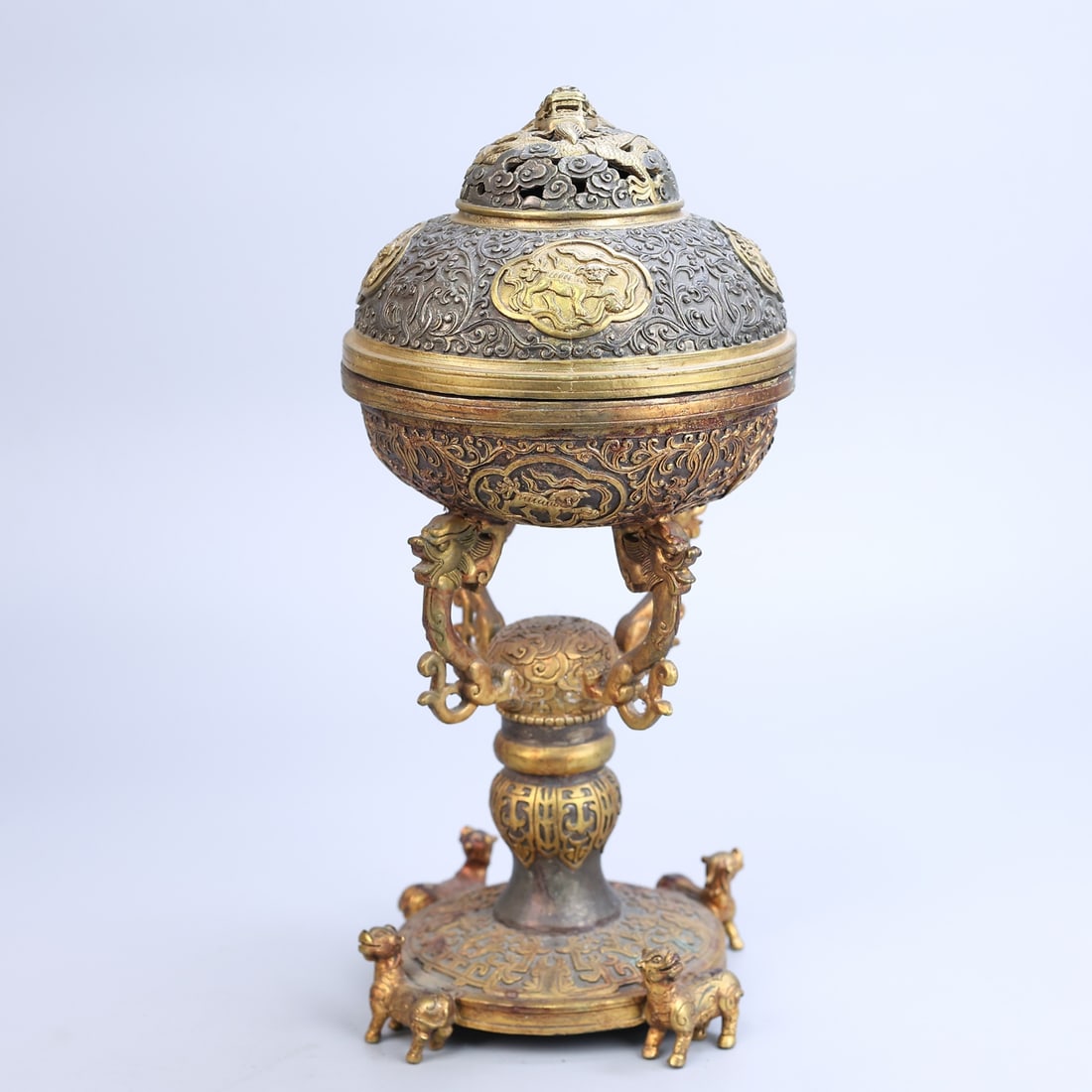 A Exquisite Gilt Bronze Censer: A Exquisite Gilt Bronze Censer,Qing Dynasty, China,Size:35cmx16cm,Weight:3068g ??????,????