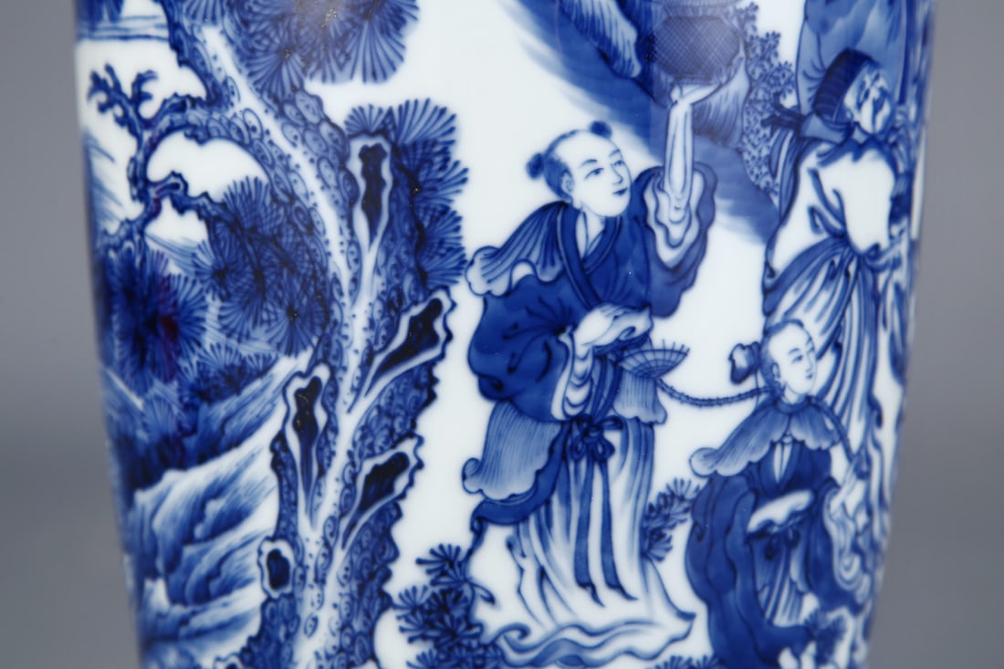 A Exquisite Blue and White Figures Pattern Vase - 2