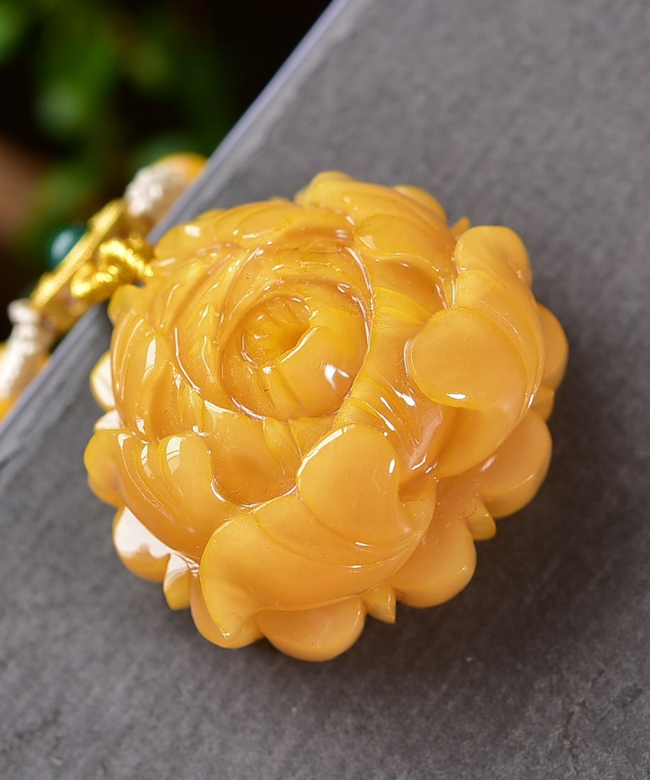 A Exquisite Amber peony Necklace: A Exquisite Amber peony Necklace,Size:3.0cmx3.3cmx1.8cm ???????