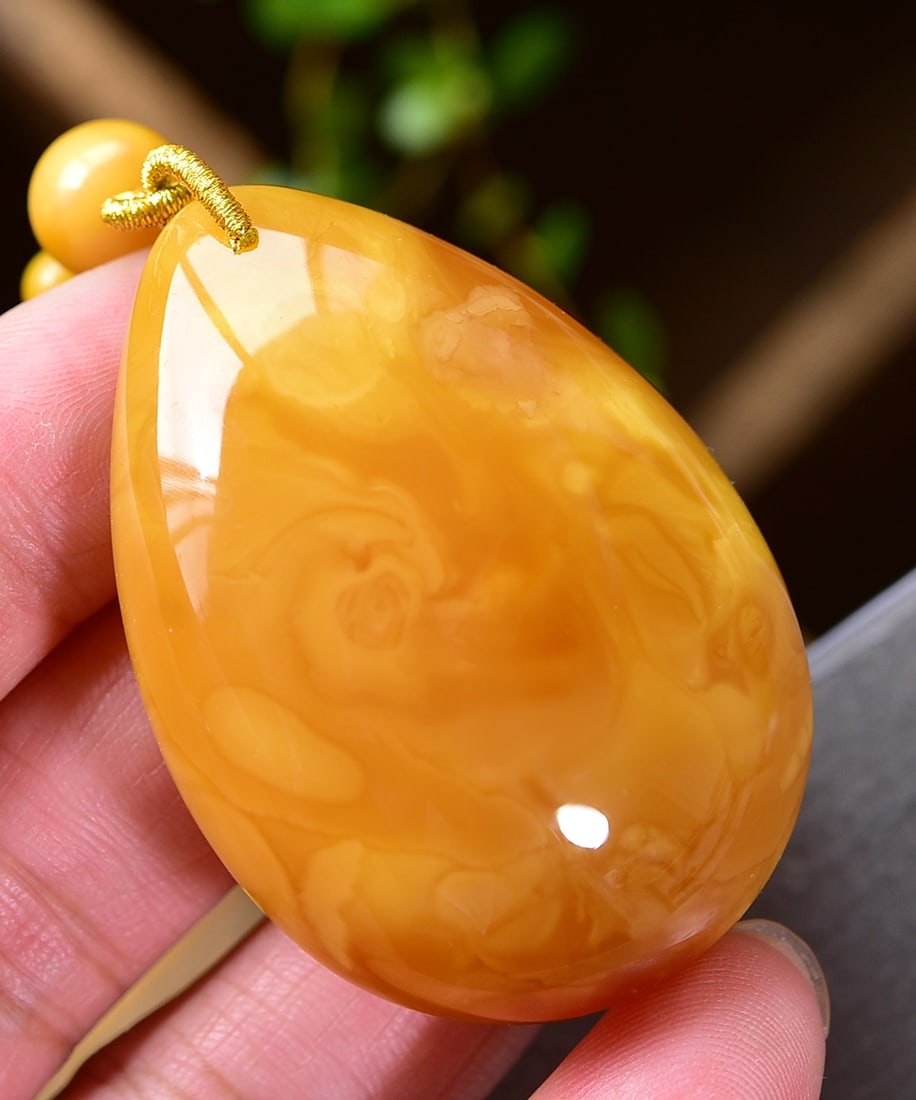 A Exquisite Amber Water Pot Shaped Necklace: A Exquisite Amber Water Pot Shaped Necklace,Size:5.3cmx3.8cmx1.8cm ??????