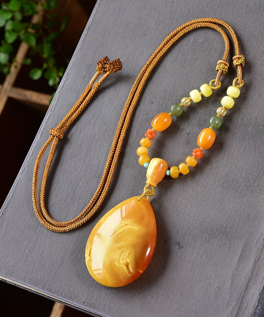 A Exquisite Amber Water Pot Shaped Necklace: A Exquisite Amber Water Pot Shaped Necklace,Size:4.9cmx3.6cmx1.3cm ??????