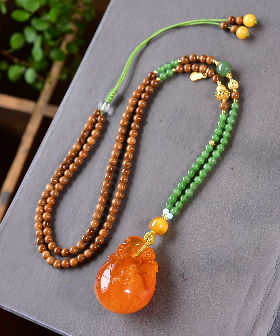 A Exquisite Amber Money Bag Shaped Necklace: A Exquisite Amber Money Bag Shaped Necklace,Size:3.7cmx2.3cm ????????