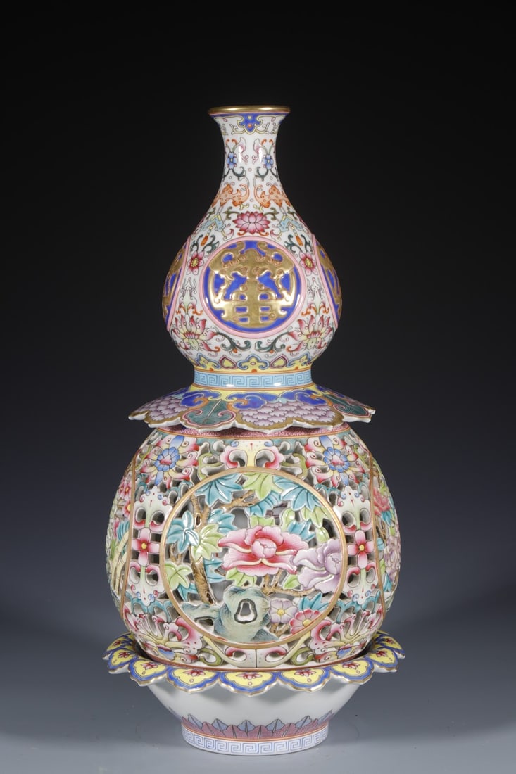An Exquisite Enamel Hollow Flower Pattern Gourd-Shaped Vase (1 of 8)