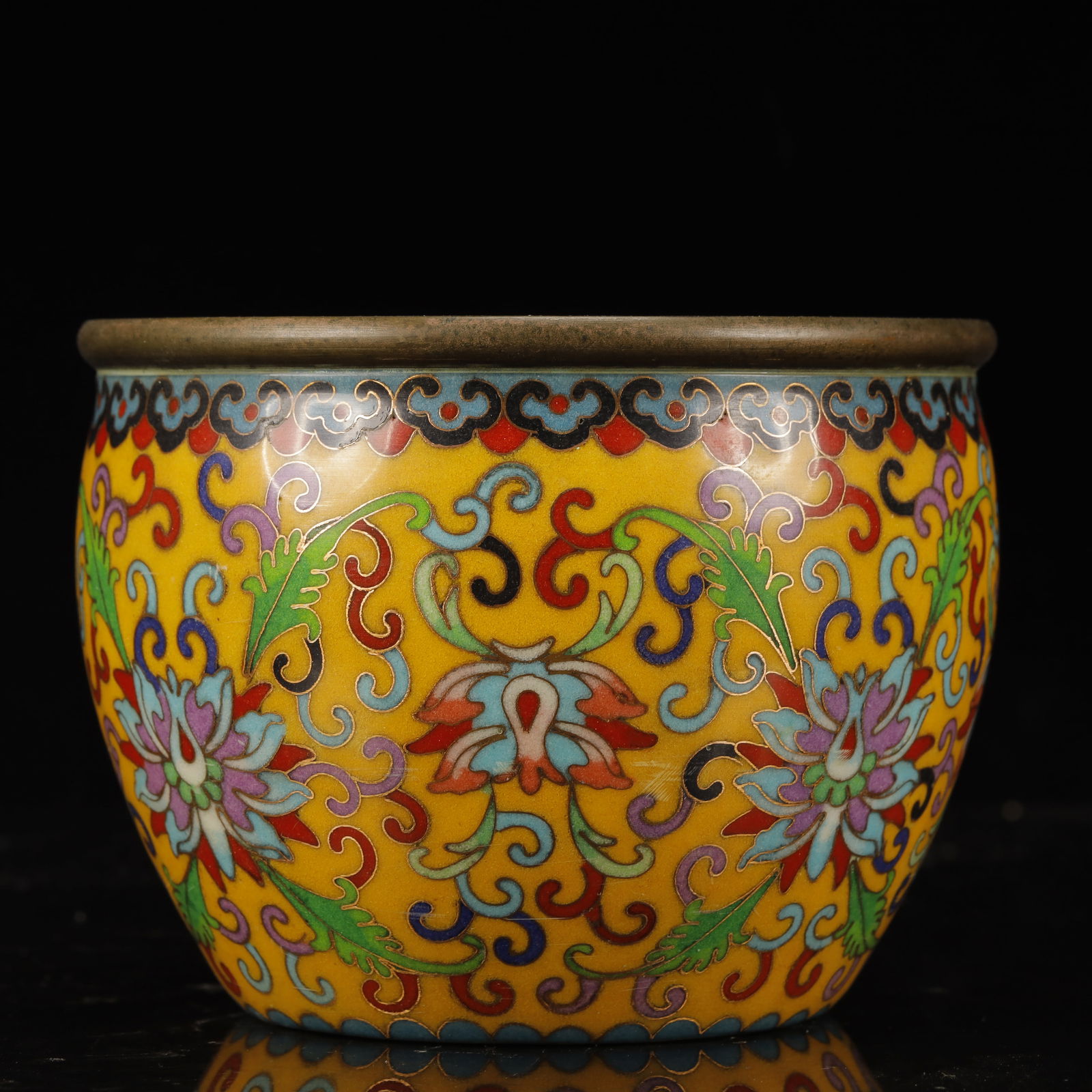 An Ecmxquisite Cloisonne Lotus Pattern Vat - 2