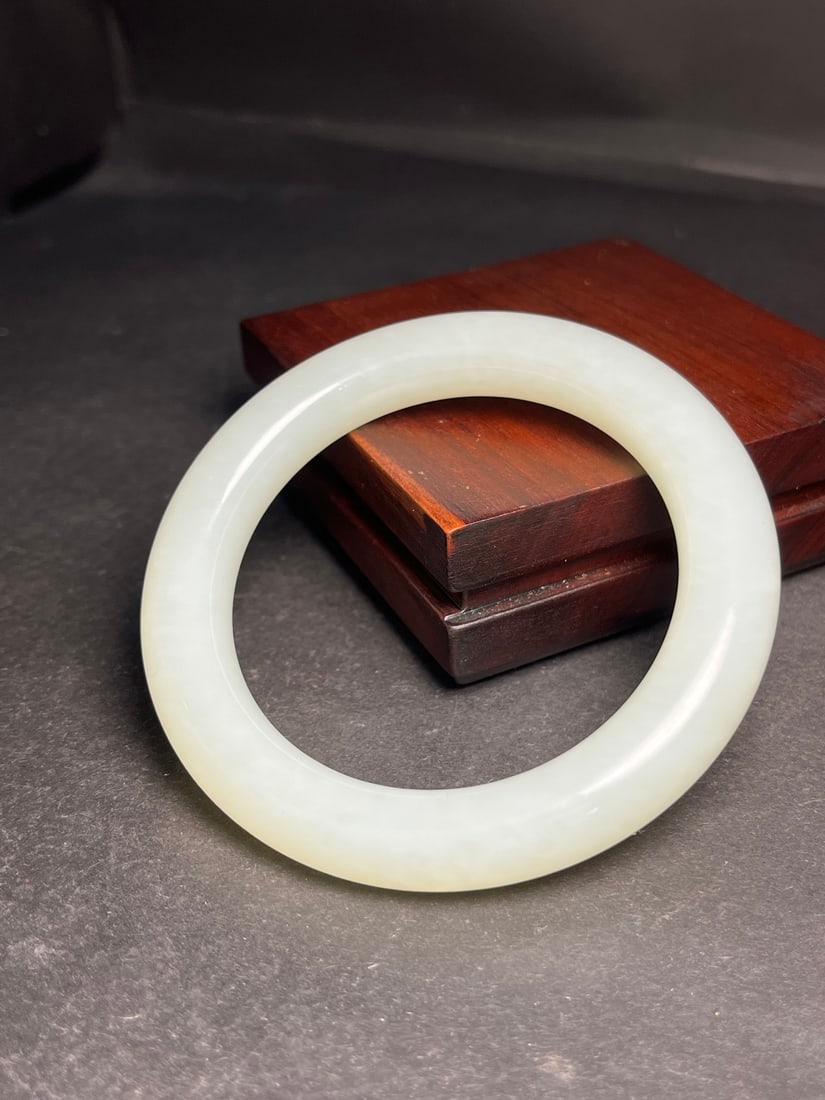 An Exquisite White Jade Bracelet - 2