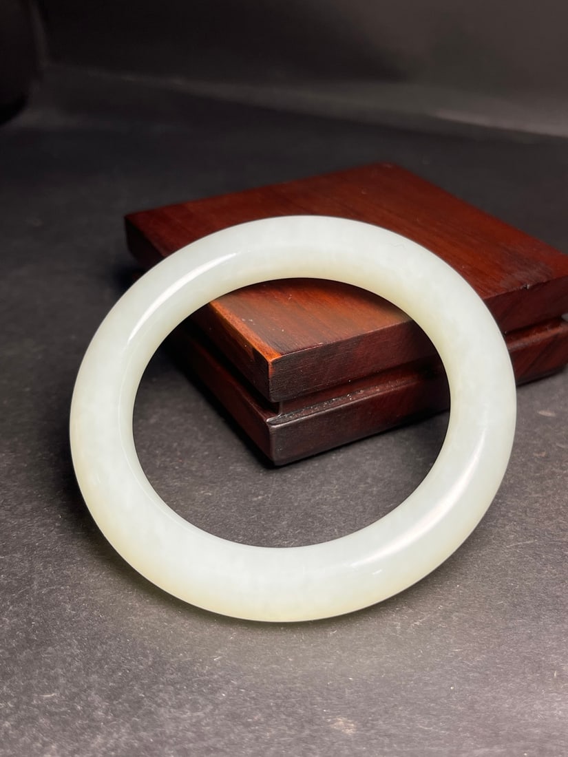An Exquisite White Jade Bracelet - 7