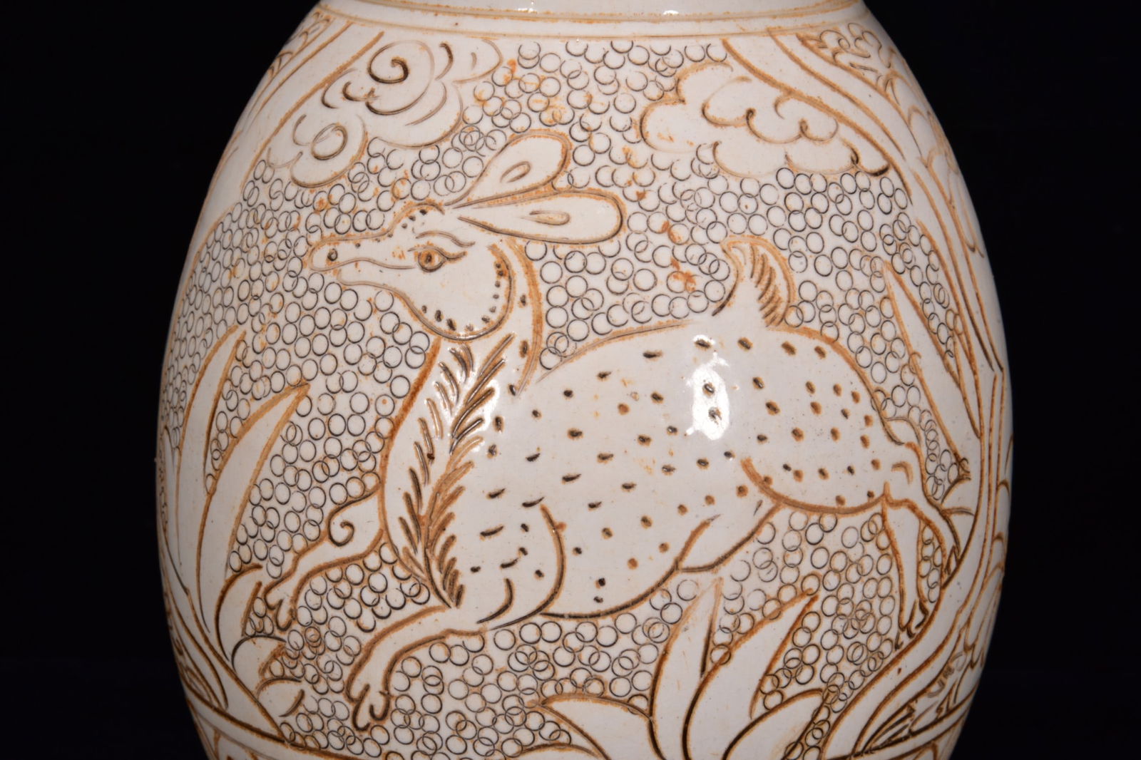 An Exquisite Xing yao Deer Pattern Vase - 7