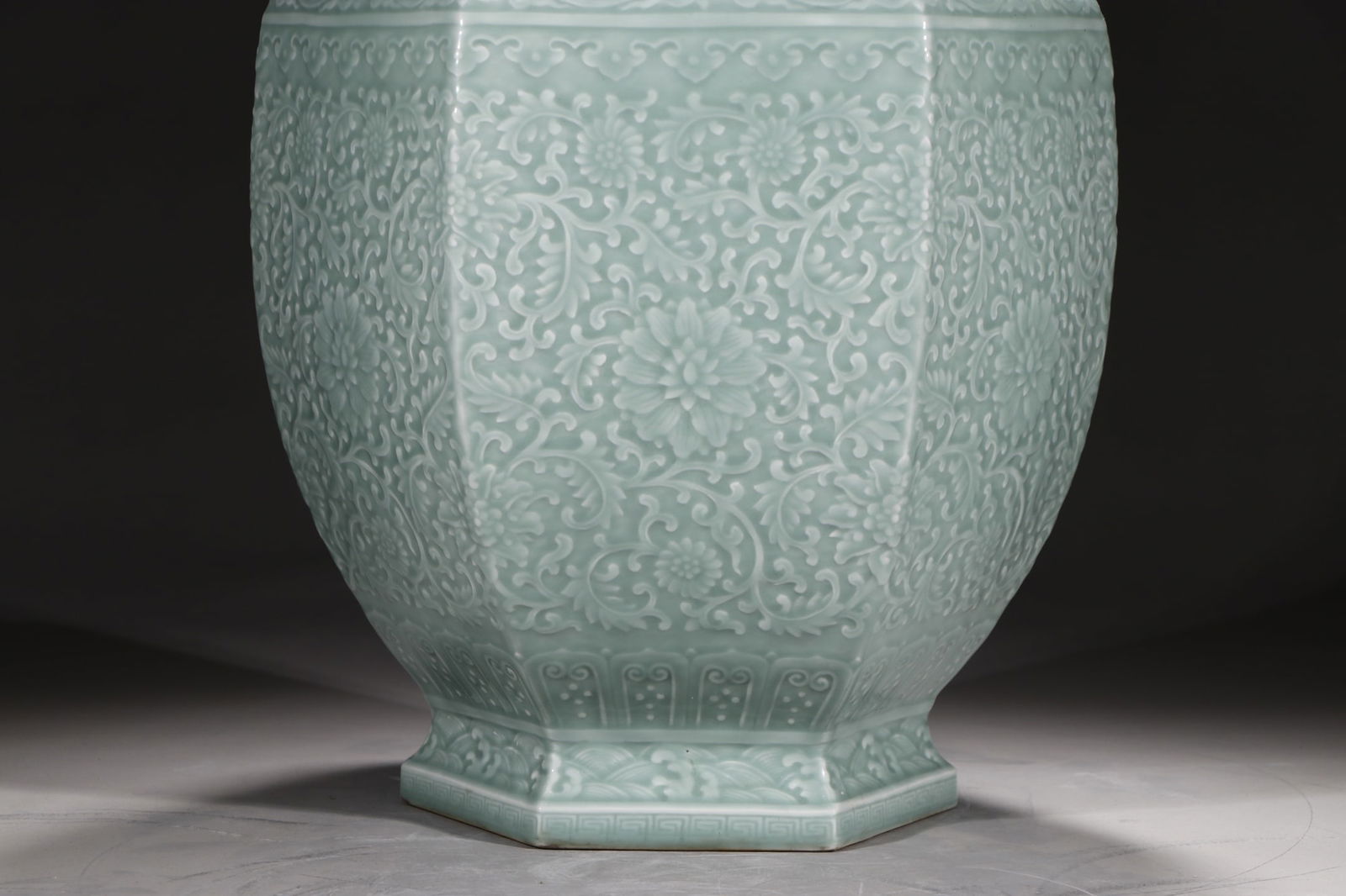 An Exquisite Celadon Glazed Lotus Pattern Vase - 4