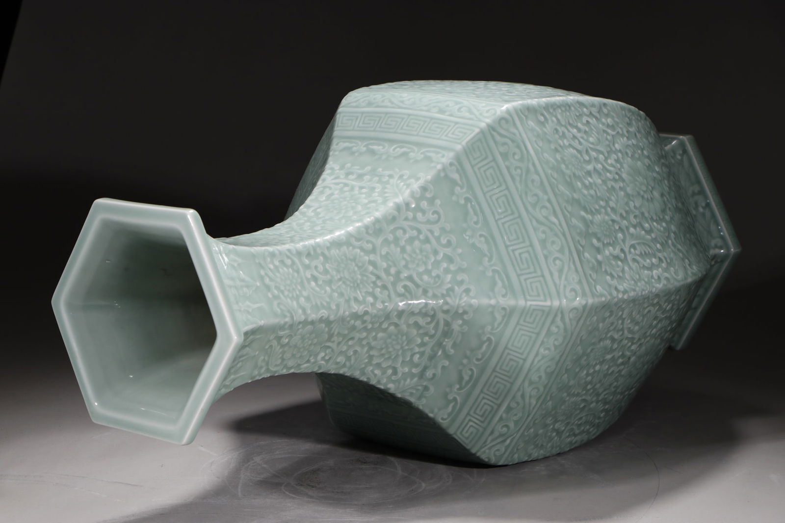 An Exquisite Celadon Glazed Lotus Pattern Vase - 7