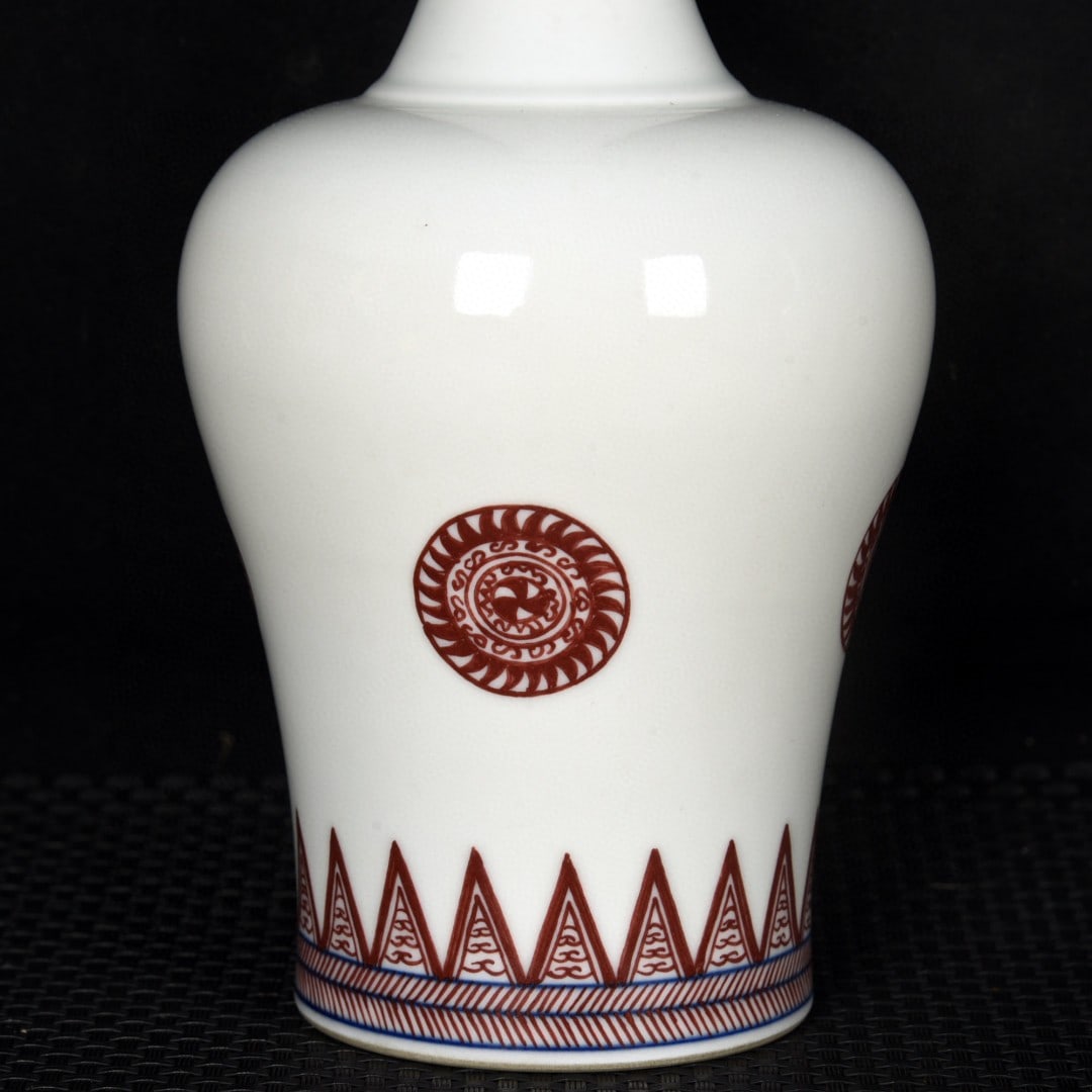 An Exquisite Underglaze-Red Flower Pattern Vase - 6
