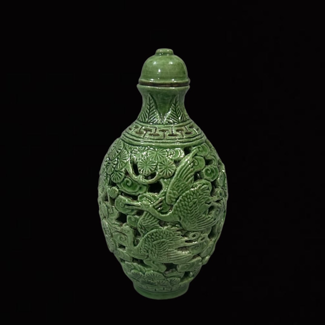 An Exquisite Green Glazed Pine and Crane Pattern Snuff Bottle - 3
