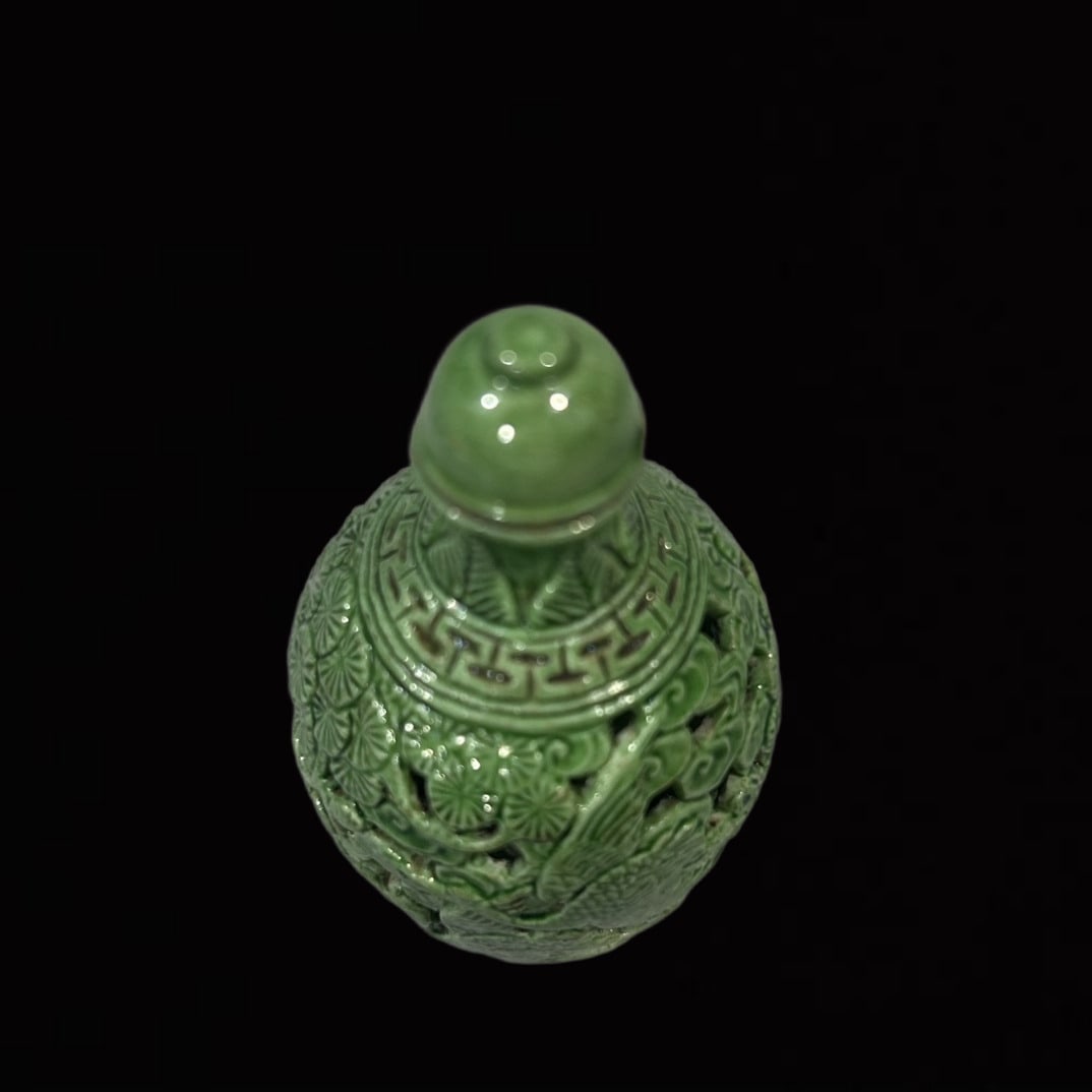 An Exquisite Green Glazed Pine and Crane Pattern Snuff Bottle - 4