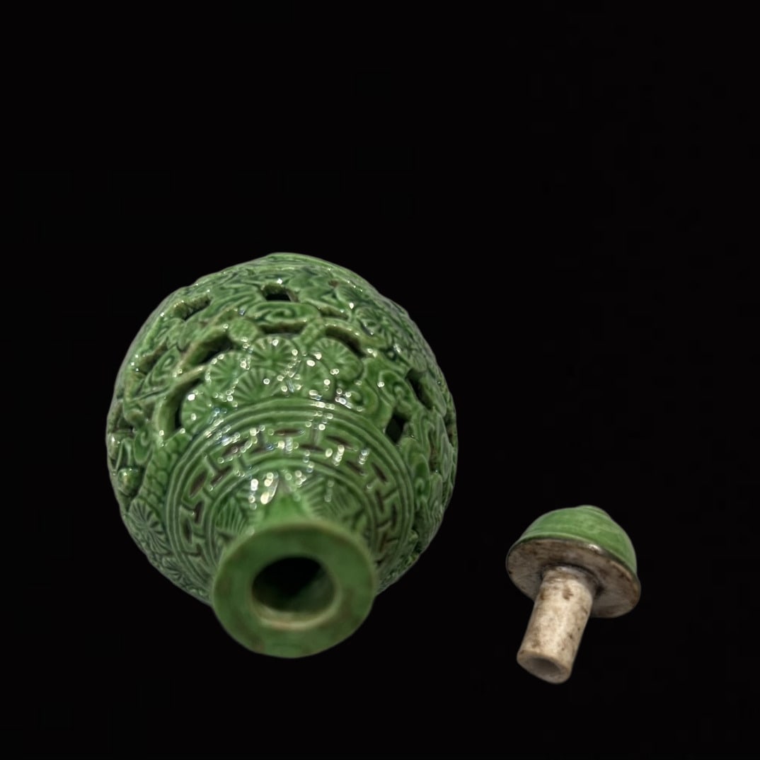 An Exquisite Green Glazed Pine and Crane Pattern Snuff Bottle - 5