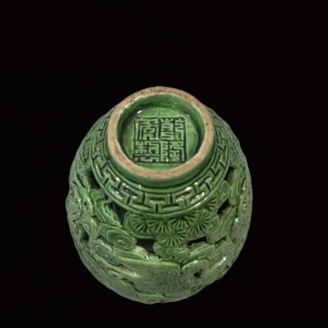An Exquisite Green Glazed Pine and Crane Pattern Snuff Bottle - 7