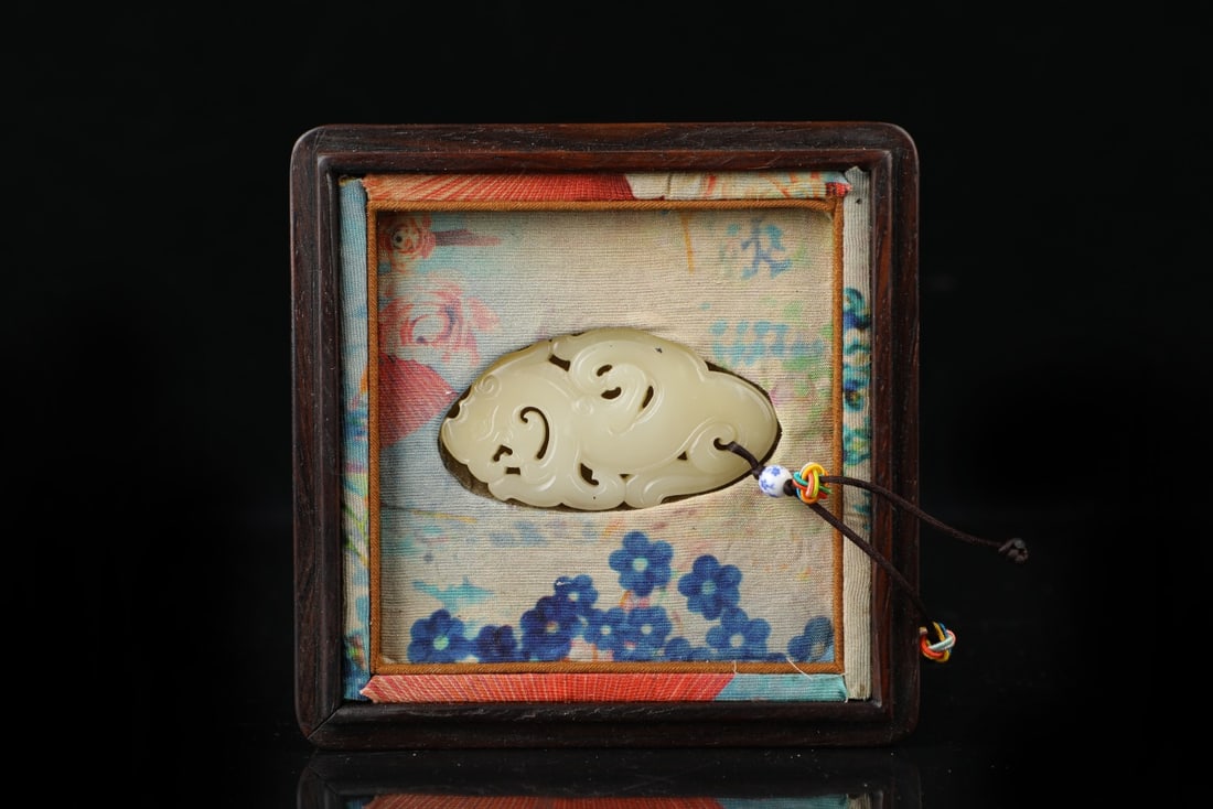 An Exquisite Shoushan Stone Phoenix Pattern Pendant: An Exquisite Shoushan Stone Phoenix Pattern Pendant,Qing Dynasty,China,Size:2.6inx1.4in,Weight:31g 寿山石凤纹挂件,中国清代