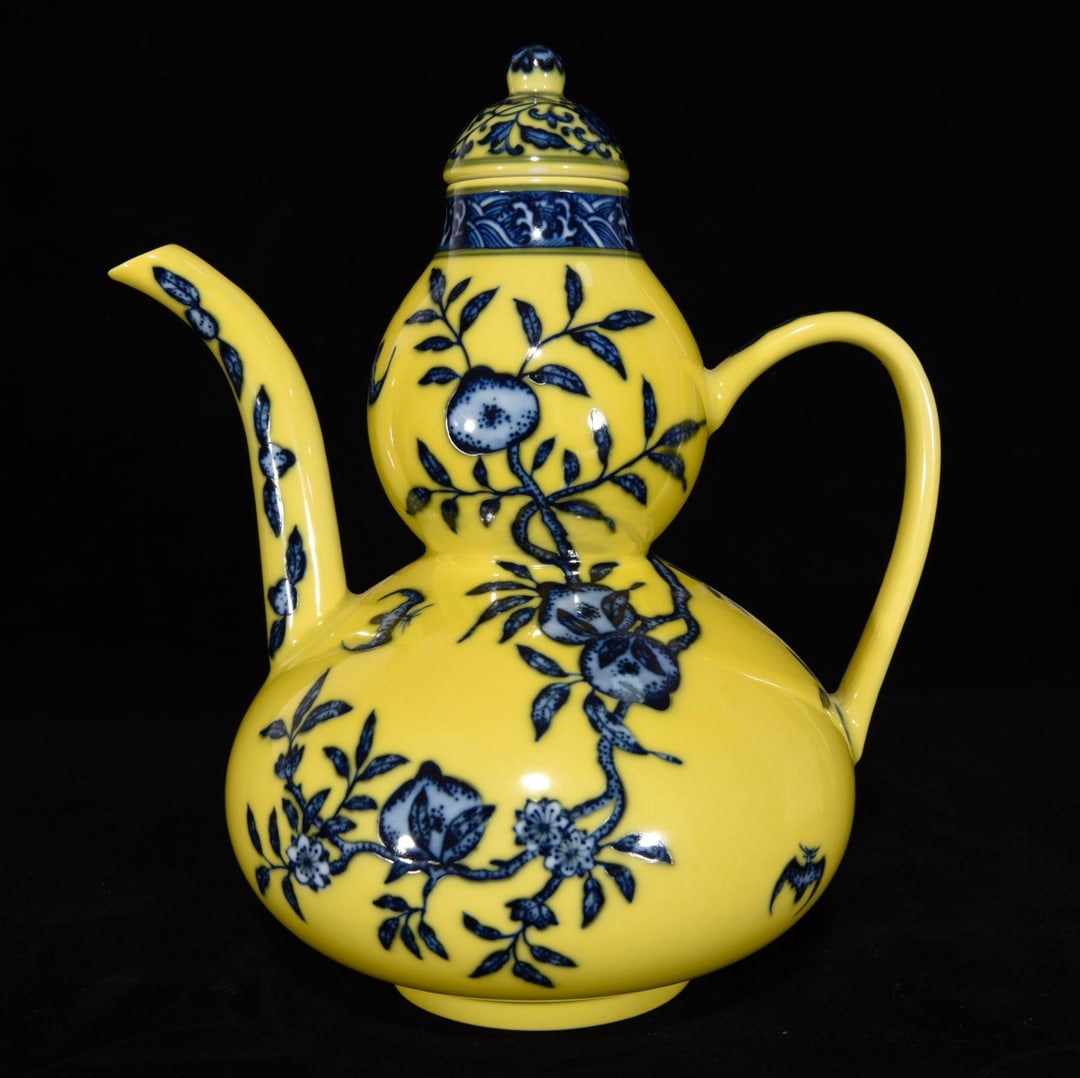 An Exquisite Yellow Glazed Blue and White Bats and Peach Pattern Pot: An Exquisite Yellow Glazed Blue and White Bats and Peach Pattern Pot,Qing Dynasty,China,Yongzheng Six-Character Mark,Size:10inx7.5in 