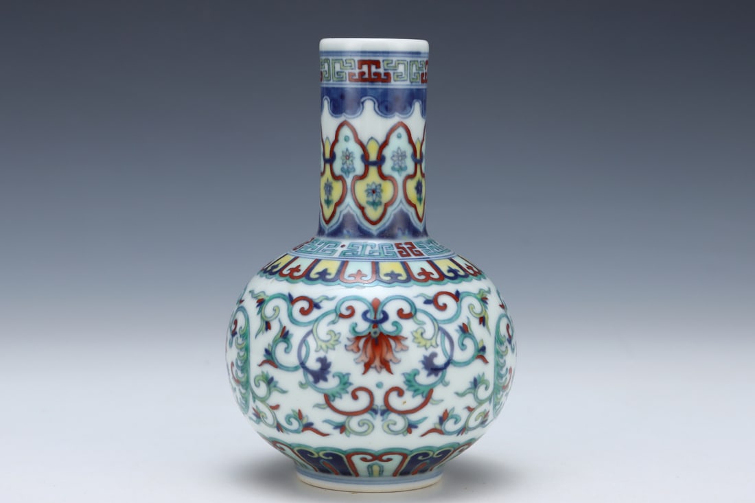 An Exquisite Doucai Lotus Pattern Vase - 2