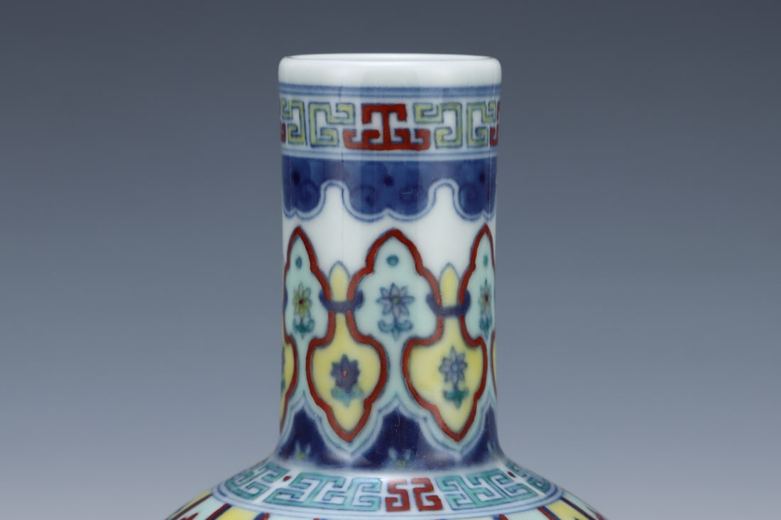 An Exquisite Doucai Lotus Pattern Vase - 4